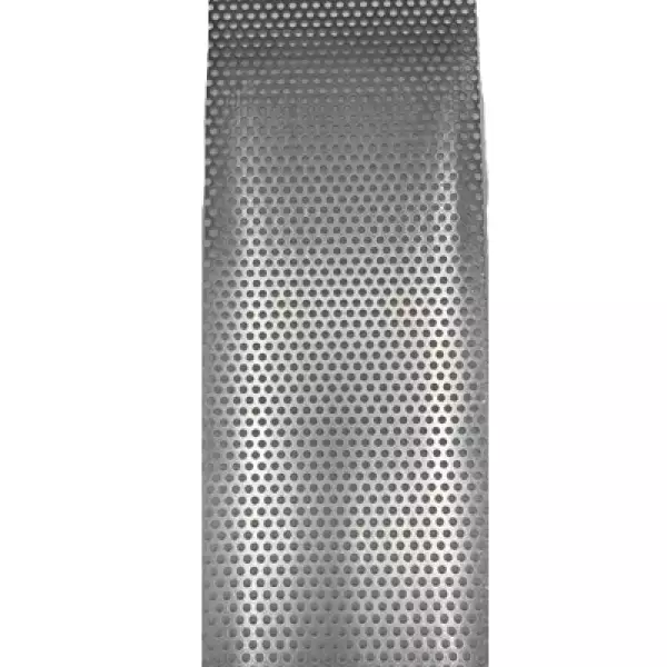 Nagerschutz Blech aus Aluminium, angebracht vor einem Kellerschacht